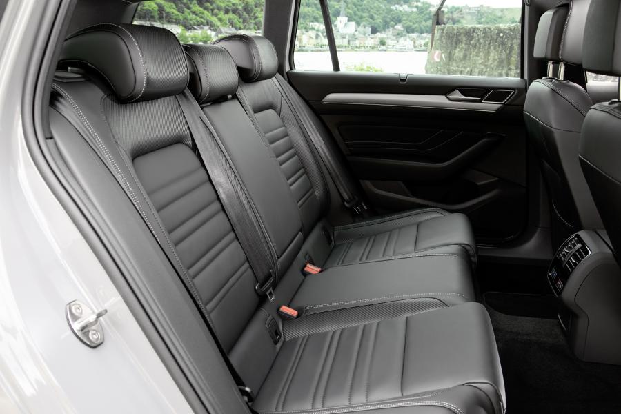 Интерьер Volkswagen Passat Variant R-Line Edition (B8) 2019 года  (фото 27 из 31)